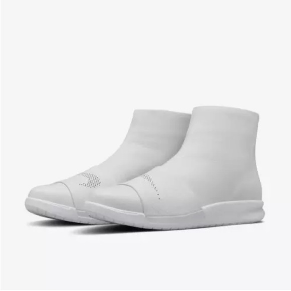 Women's Nike Benassi‎ Boot Lux White  819683 100 - Size  9 NEW - Picture 1 of 7